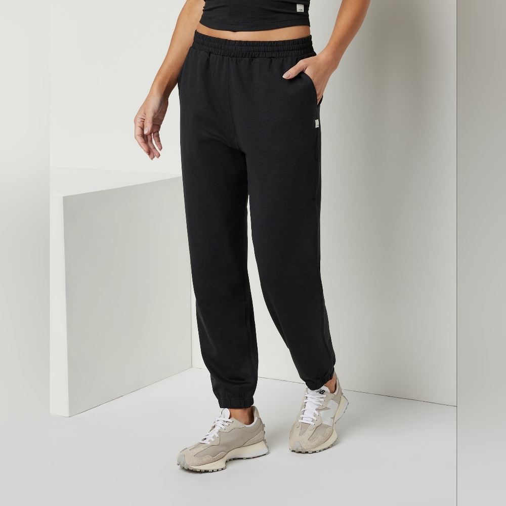 Vuori Boyfriend Joggers in Black Heather